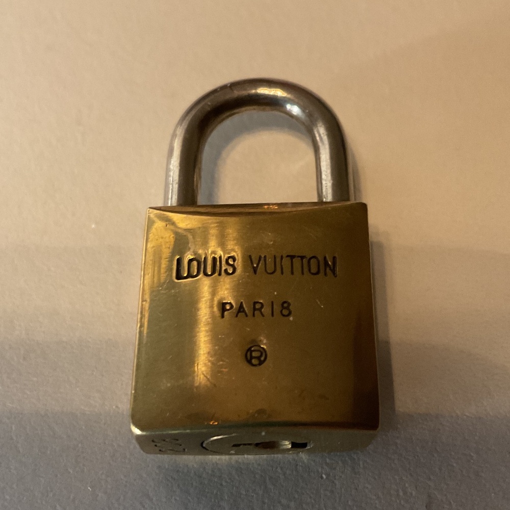 LV padlock no key  EUC - Picture 2 of 3